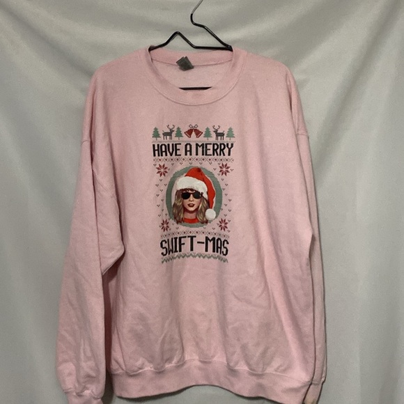 HAVE A MERRY SWIFTMAS DESIGN WO SIZE XL Gildan Pink Heavy Blend Sweatshirt. EUC - Picture 6 of 9